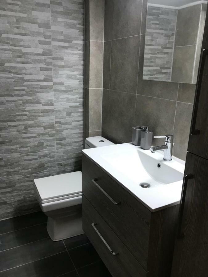 Renovated Minimal Apartment Next To Metro Atena Exterior foto